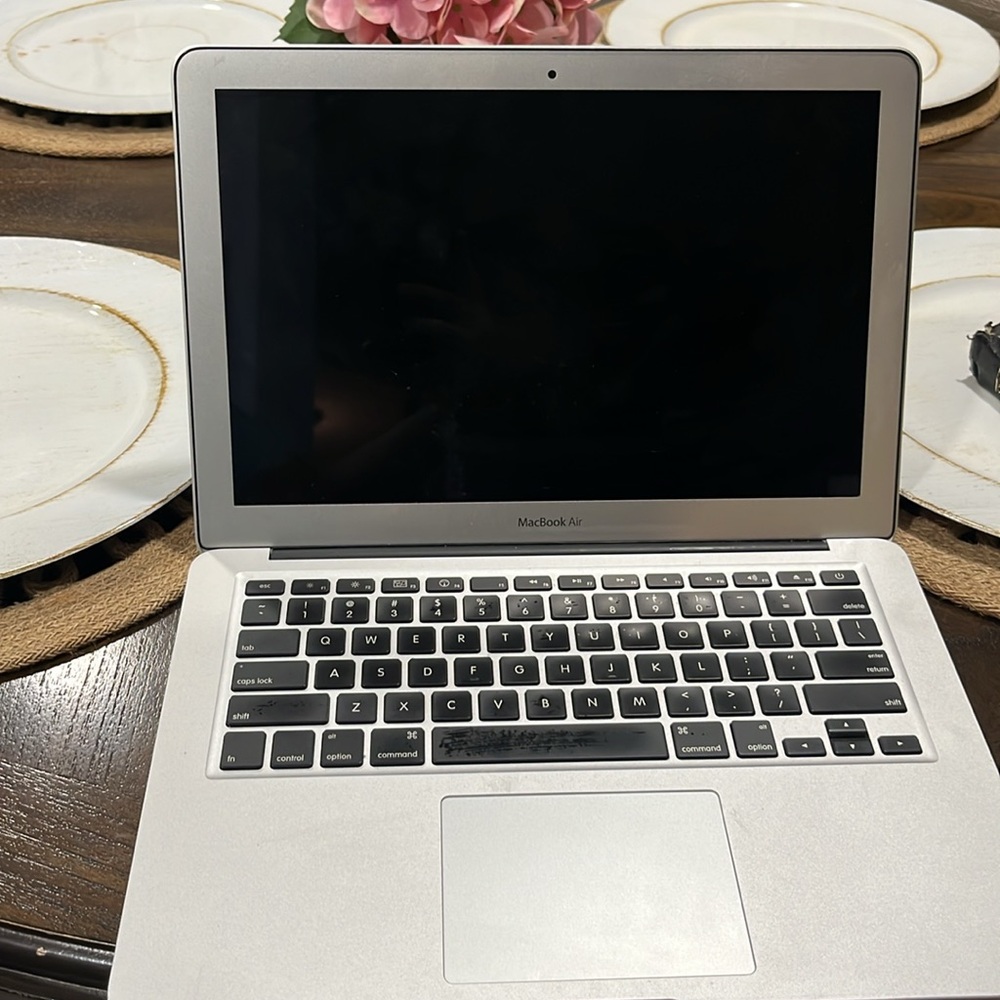 MacBook! - Picture 2 of 3